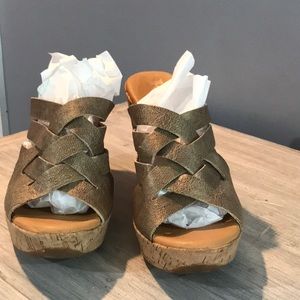 Platform cork with gold tone strapping.